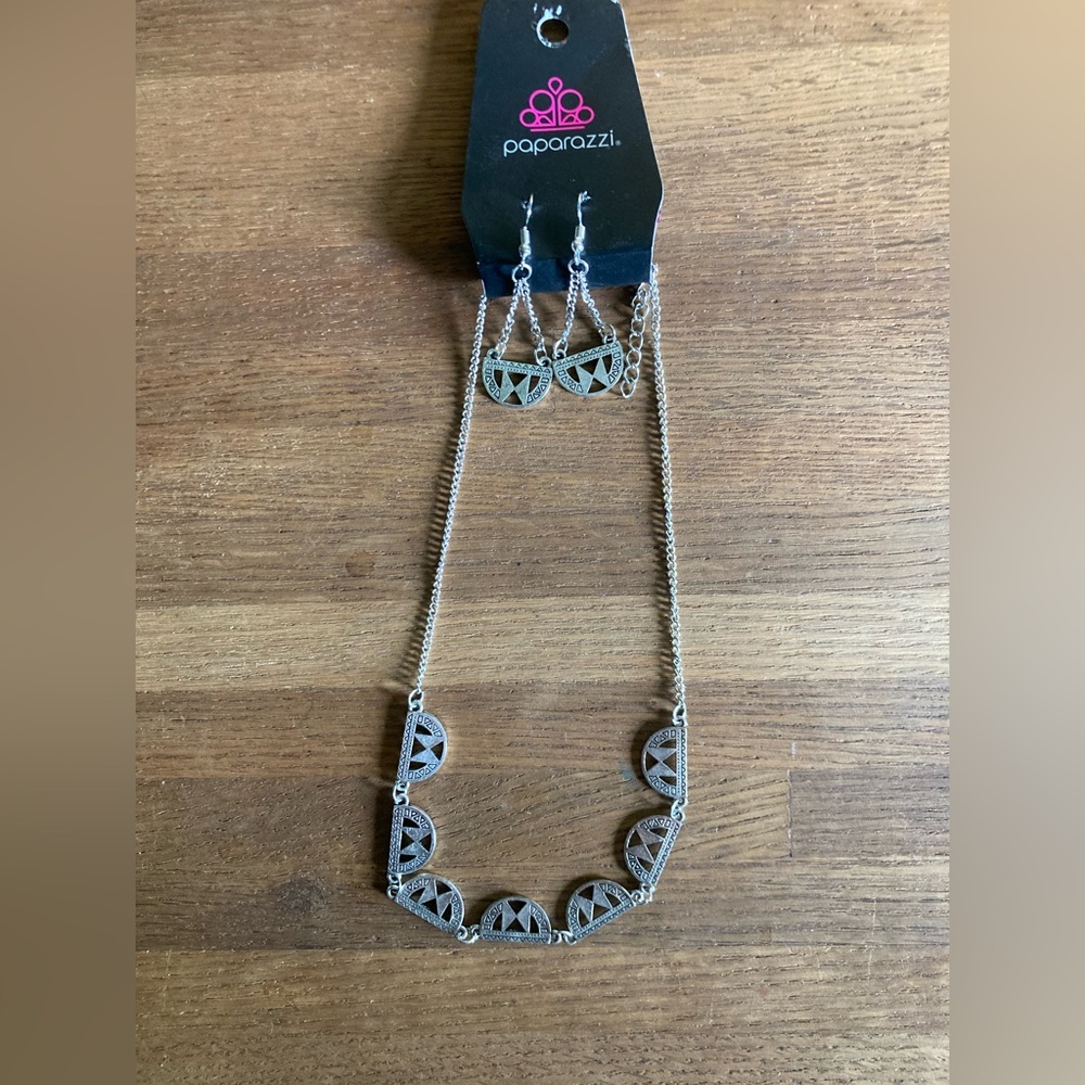 Paparazzi Egyptian Empire Silver necklace and earring set!